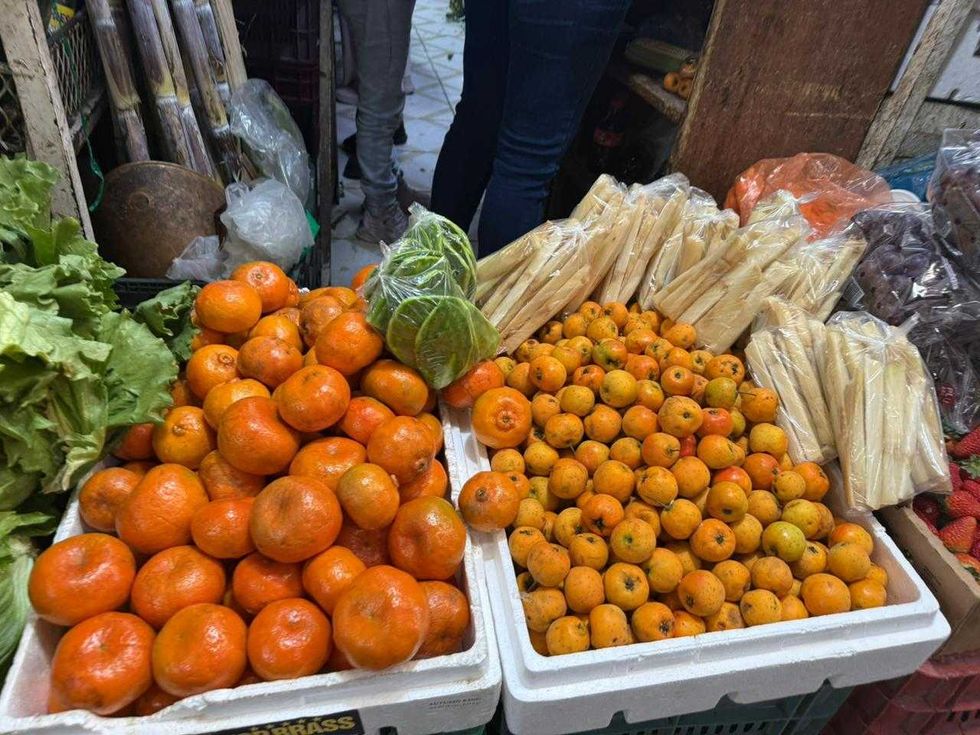 Frutas y verduras en mercado con precios elevados para temporada de A\u00f1o Nuevo 2025.