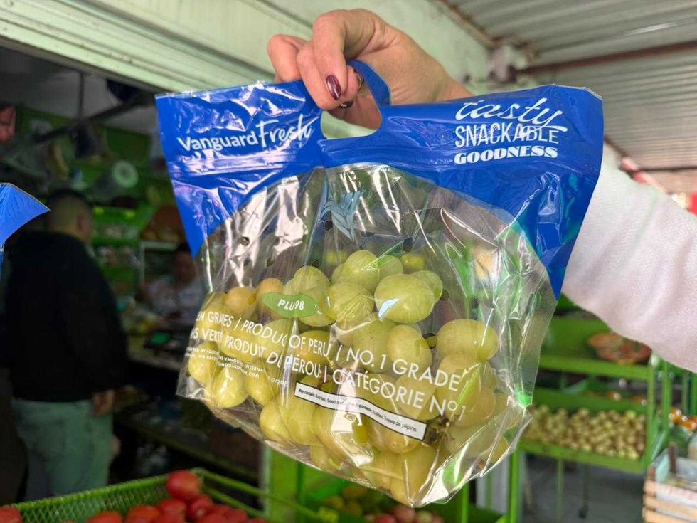 Frutas y verduras en mercado con precios elevados para temporada de A\u00f1o Nuevo 2025.