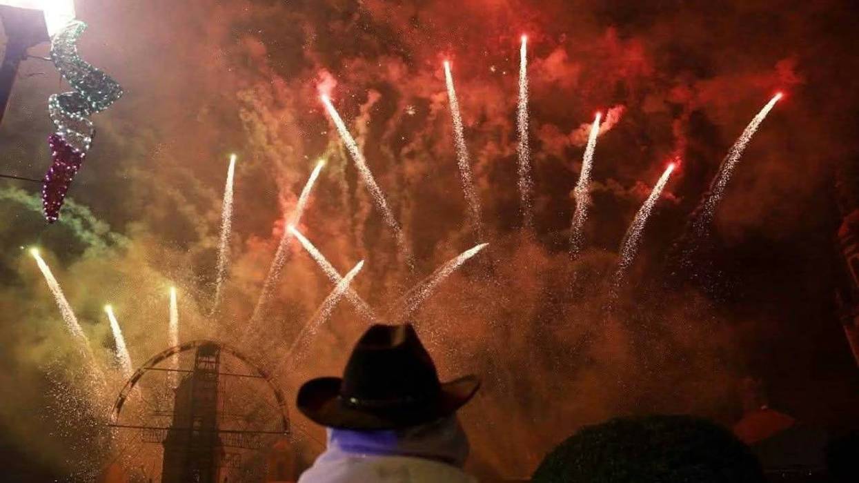 Fuegos artificiales en las fiestas patrias de San Juan del Río, donde el Fuego Patrio llega cada año desde Dolores Hidalgo