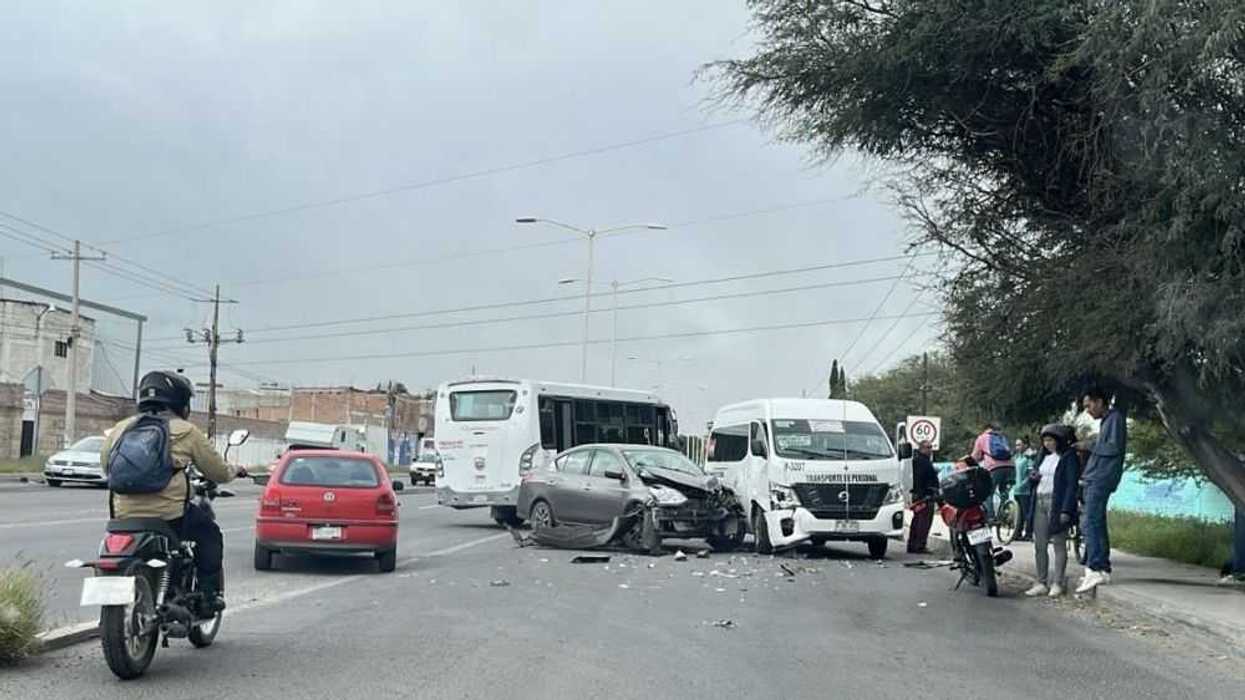 Fuerte accidente paraliza vialidad hacia San Pedro Ahuacatlán.