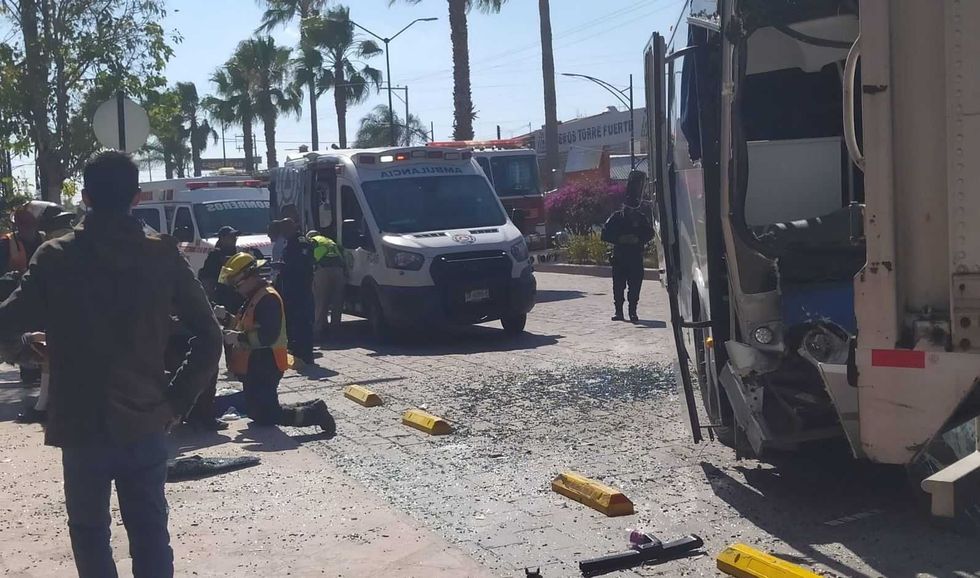 Fuerte choque entre Amealcense y camión de carga en Pedro Escobedo.