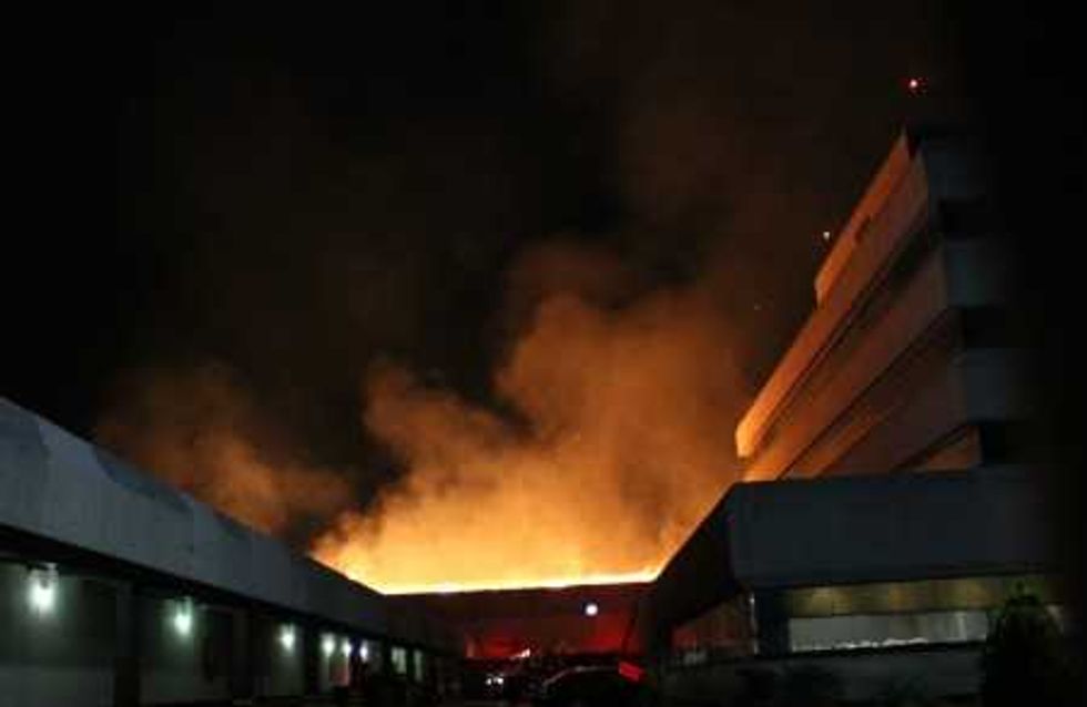 Fuerte incendio en empresa de paquetería Tres Guerras. FOTO ROTATIVO