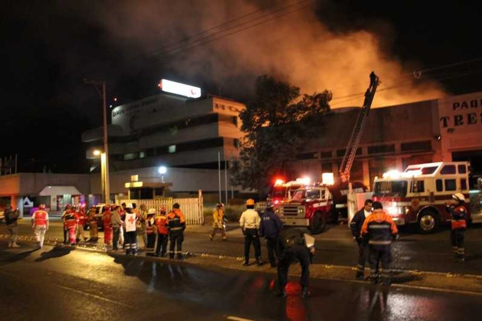 Fuerte movilización de los cuerpos de emergencia para controlar el fuego en un edificio de la carretera a Tequisquiapan. FOTO ROTATIVO