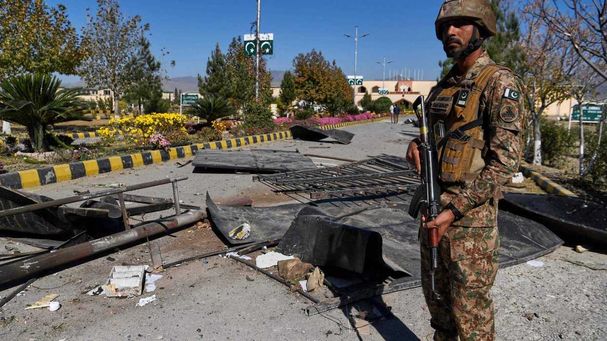 Fuerzas de seguridad pakistaníes inspeccionan la zona tras un ataque suicida en Islamabad. AP.