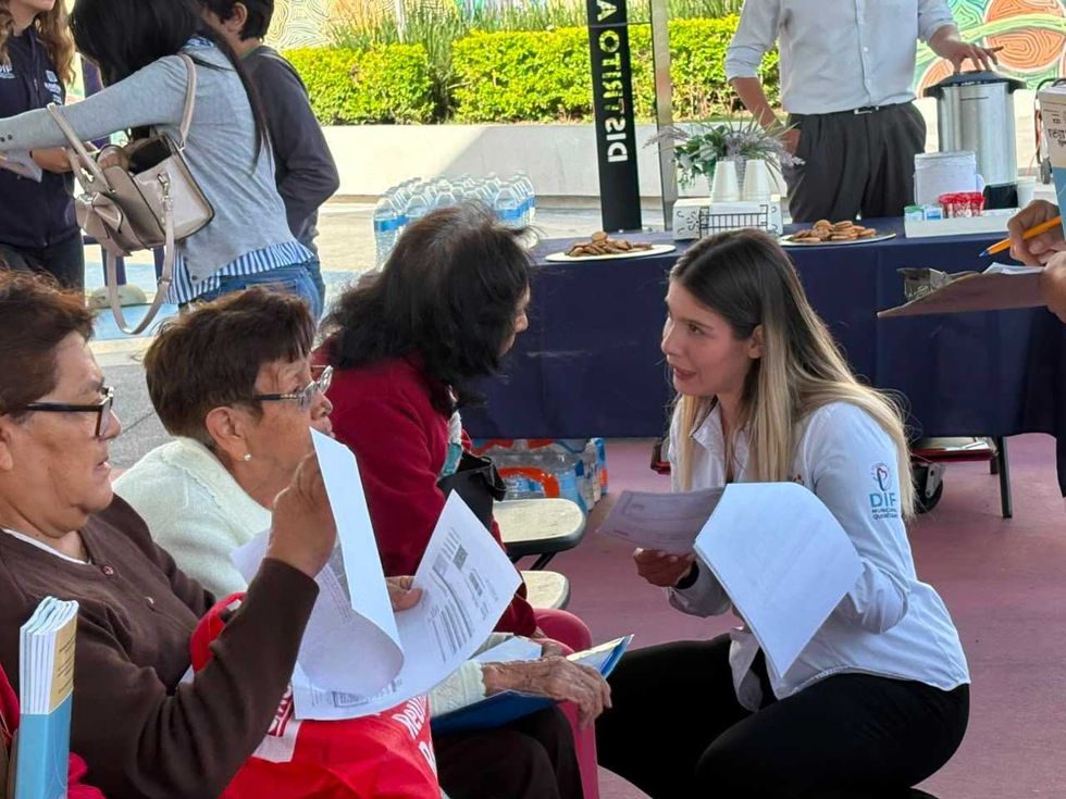 Funcionaria del DIF Municipal de Quer\u00e9taro orienta a adultas mayores sobre programas municipales durante la jornada Alcalde en Acci\u00f3n.