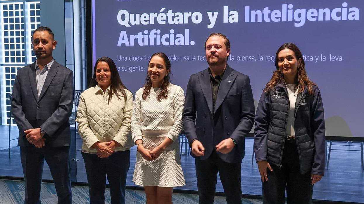 Funcionaria del municipio de Querétaro habla en podio durante la presentación del reglamento de ética para inteligencia artificial y el arranque del curso de IA en BLOQUE