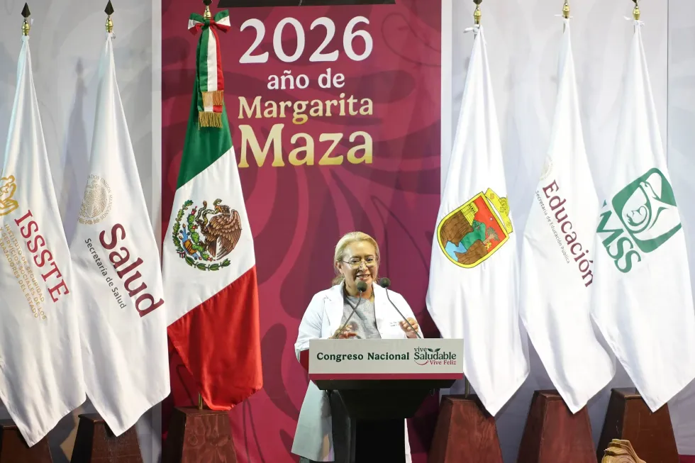 Funcionaria del sector salud, con bata blanca, participa como oradora en el Congreso Nacional Vive Saludable, Vive Feliz.