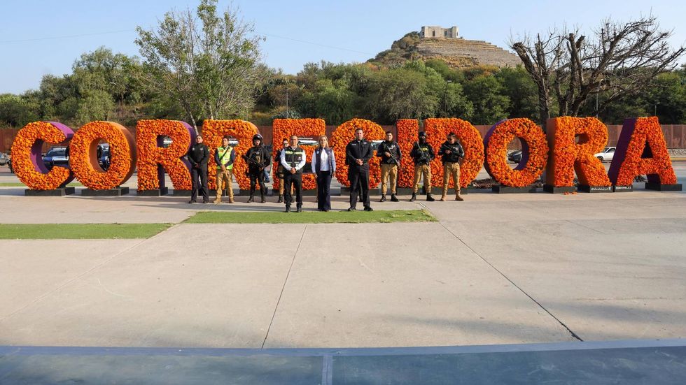 Funcionaria habla en un templete ante polic\u00edas y personal municipal en el arranque del operativo de D\u00eda de Muertos