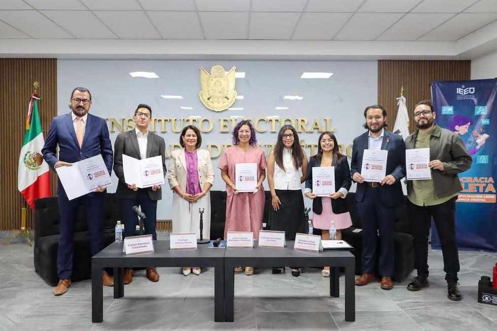 Funcionarias y funcionarios electorales durante la presentaci\u00f3n de una publicaci\u00f3n sobre violencia digital en las instalaciones del IEEQ.