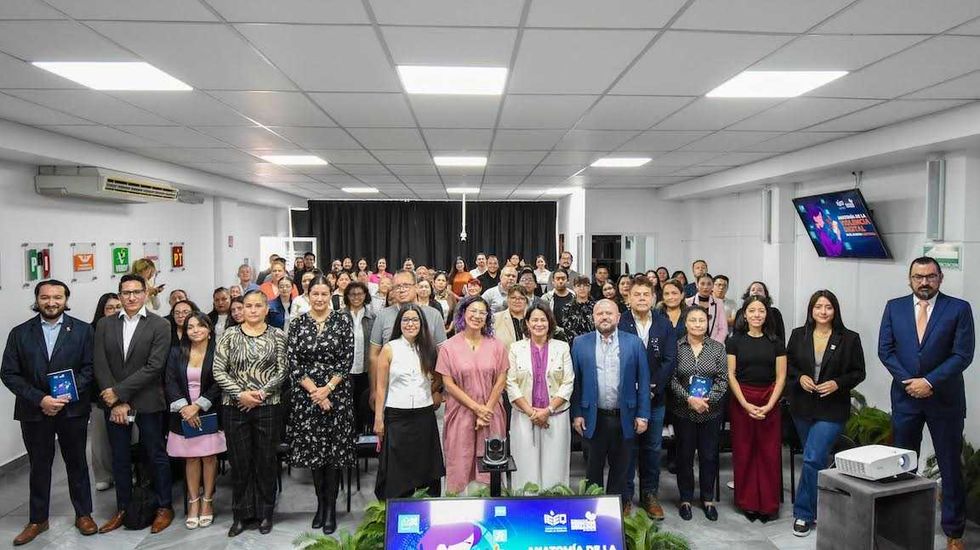 Funcionarias y funcionarios electorales durante la presentaci\u00f3n de una publicaci\u00f3n sobre violencia digital en las instalaciones del IEEQ.