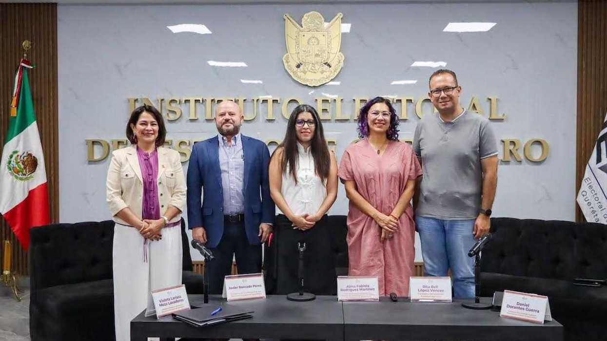 Funcionarias y funcionarios electorales durante la presentación de una publicación sobre violencia digital en las instalaciones del IEEQ.