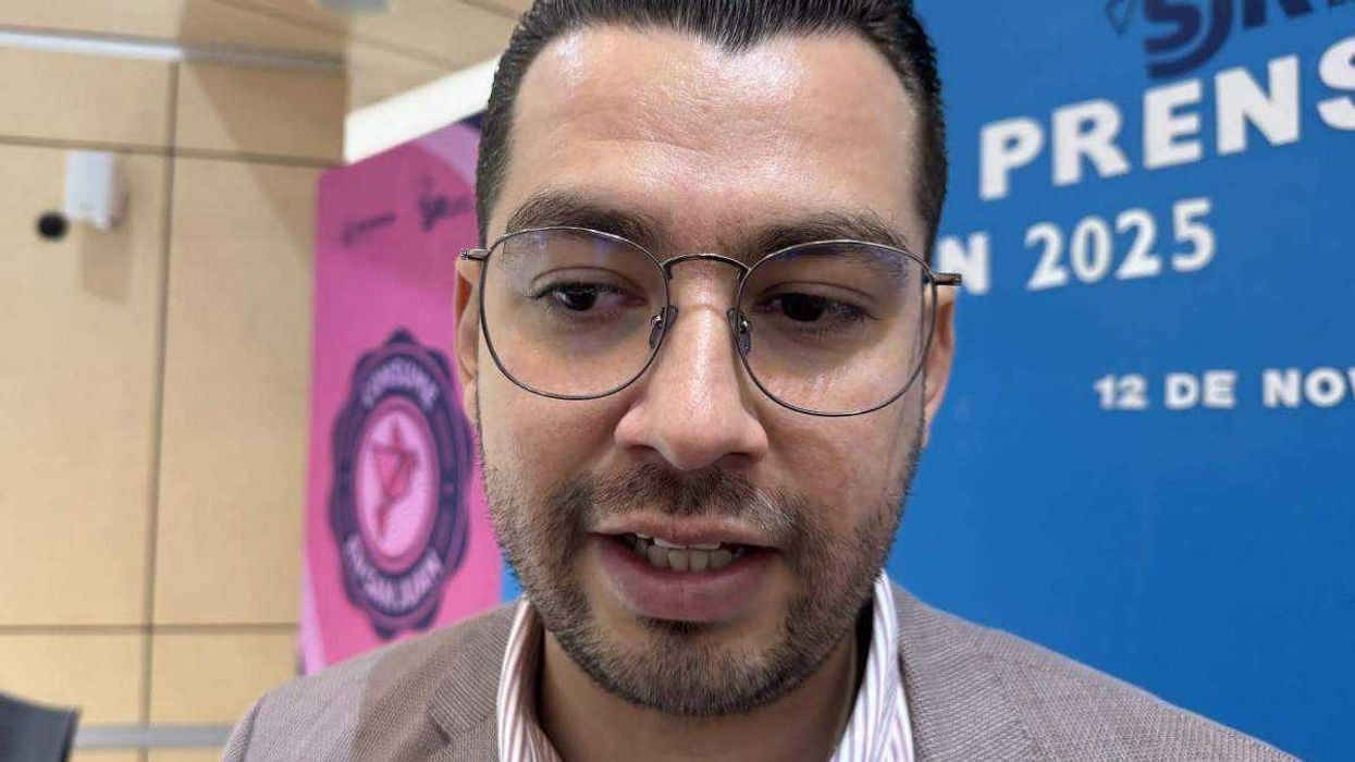 Funcionario de PROFECO explica mecanismos de protección durante conferencia de Buen Fin en San Juan del Río.