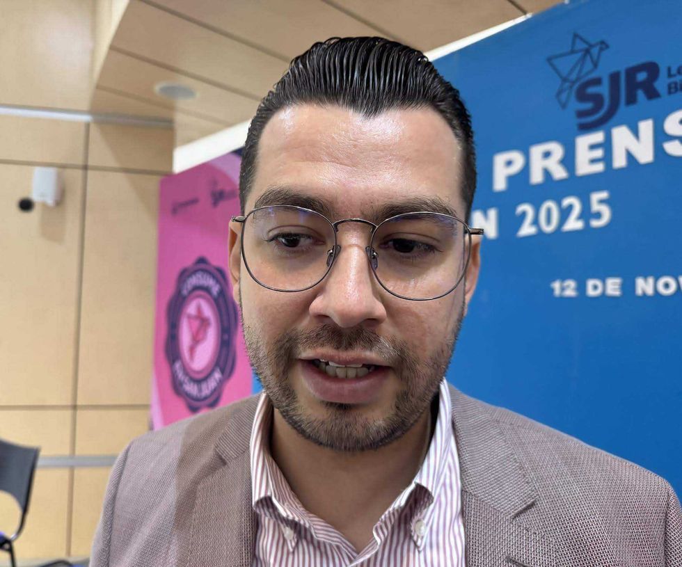 Funcionario de PROFECO explica mecanismos de protección durante conferencia de Buen Fin en San Juan del Río.