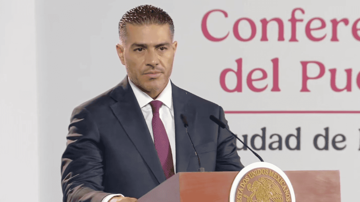 Funcionario de traje oscuro ante el podio con escudo nacional en la conferencia donde se anunciaron seis nuevos penales