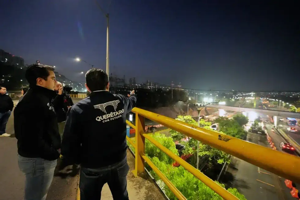 Funcionario del municipio de Quer\u00e9taro se\u00f1ala desde el puente el avance nocturno de la obra federal del Tren M\u00e9xico-Quer\u00e9taro en Bernardo Quintana