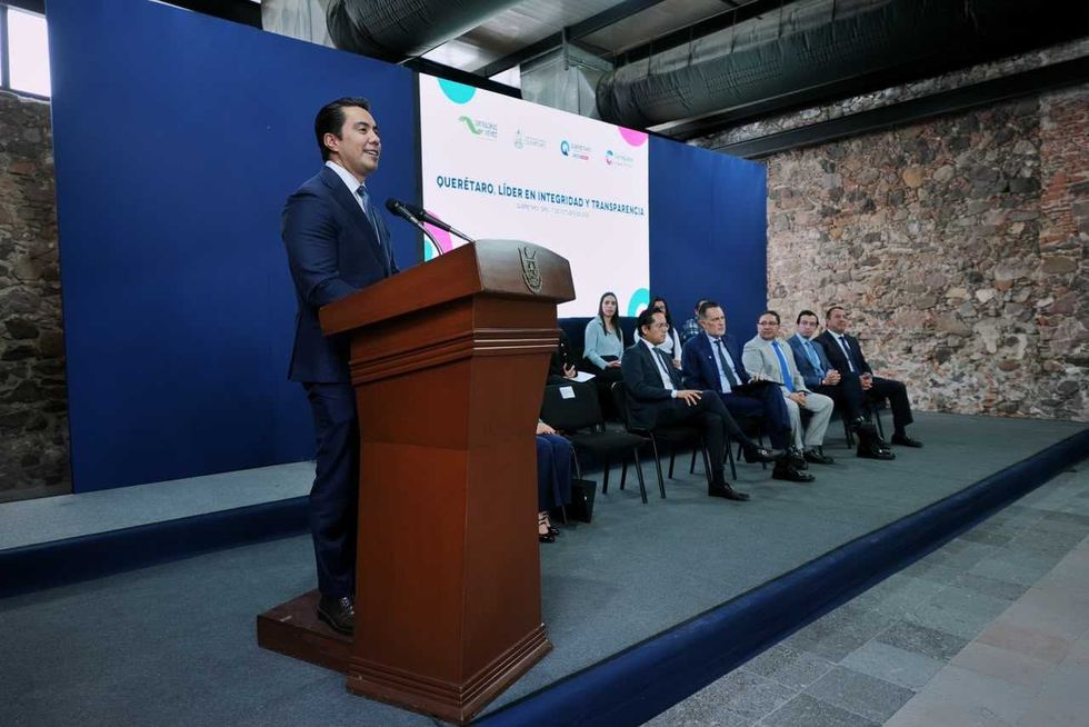 Funcionario habla desde el podio durante la ceremonia estatal del Premio Nacional de Contralor\u00eda Social 2026 en Quer\u00e9taro.