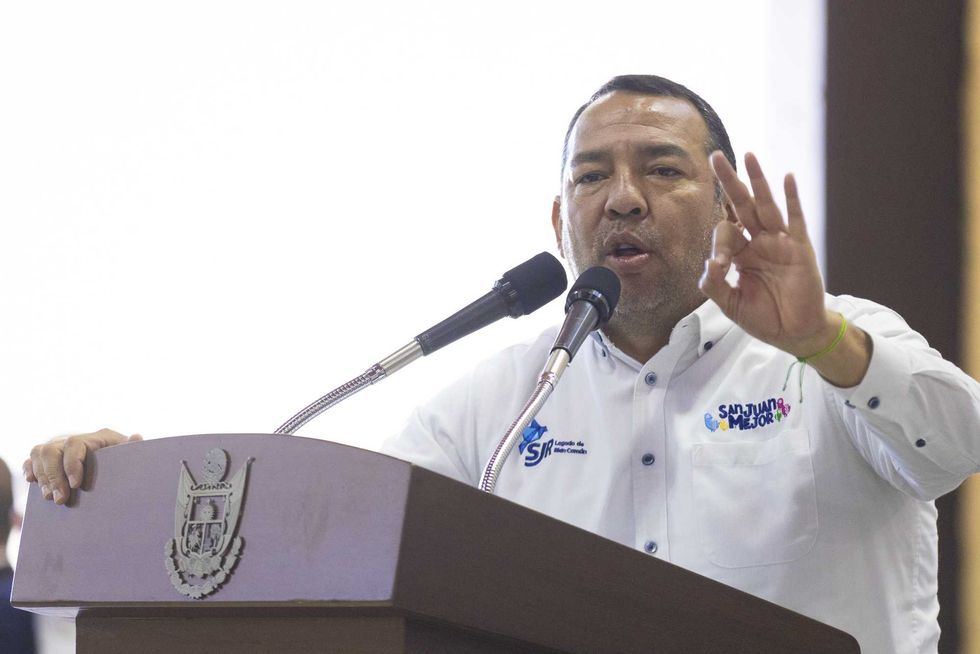 Funcionario habla desde el podio durante la entrega de la tercera etapa del camino a El Sitio, en San Juan del R\u00edo