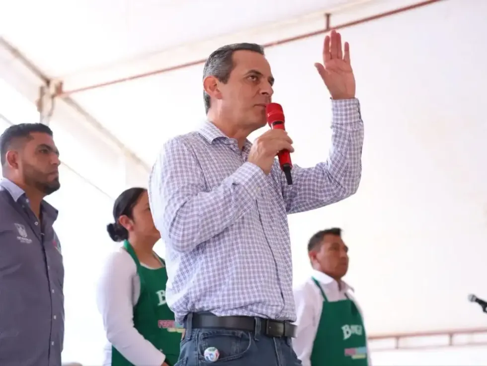 Funcionario municipal dirige un mensaje a los asistentes durante el festival