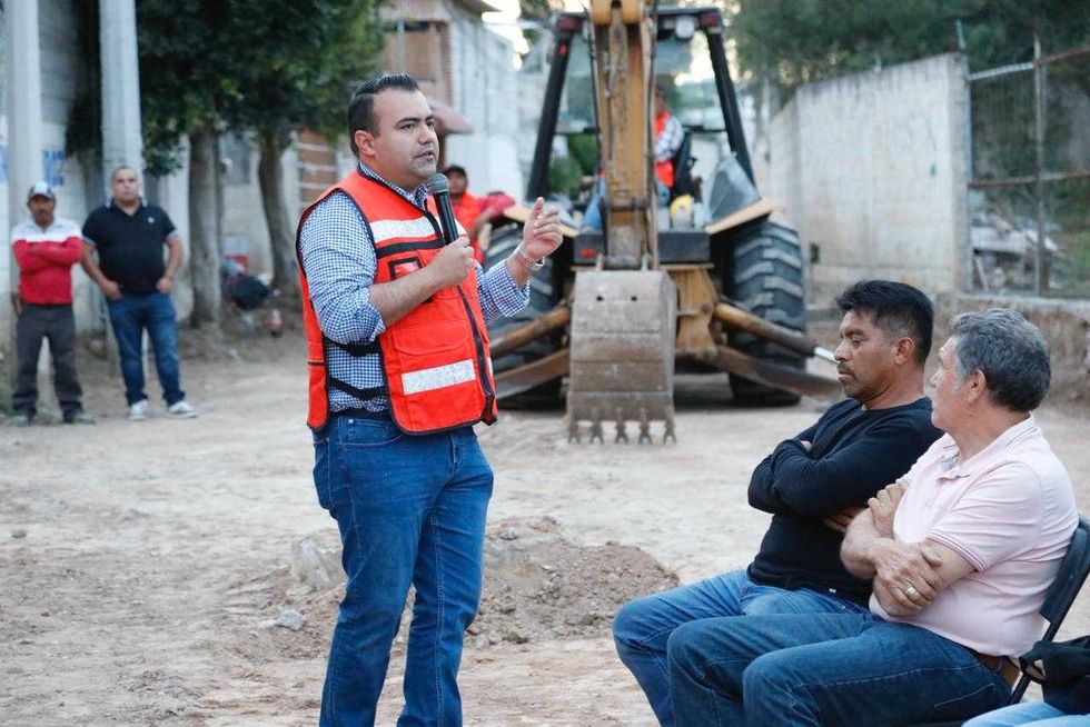Funcionario municipal explica ante habitantes los trabajos de drenaje y urbanizaci\u00f3n en La Esperanza, Col\u00f3n.