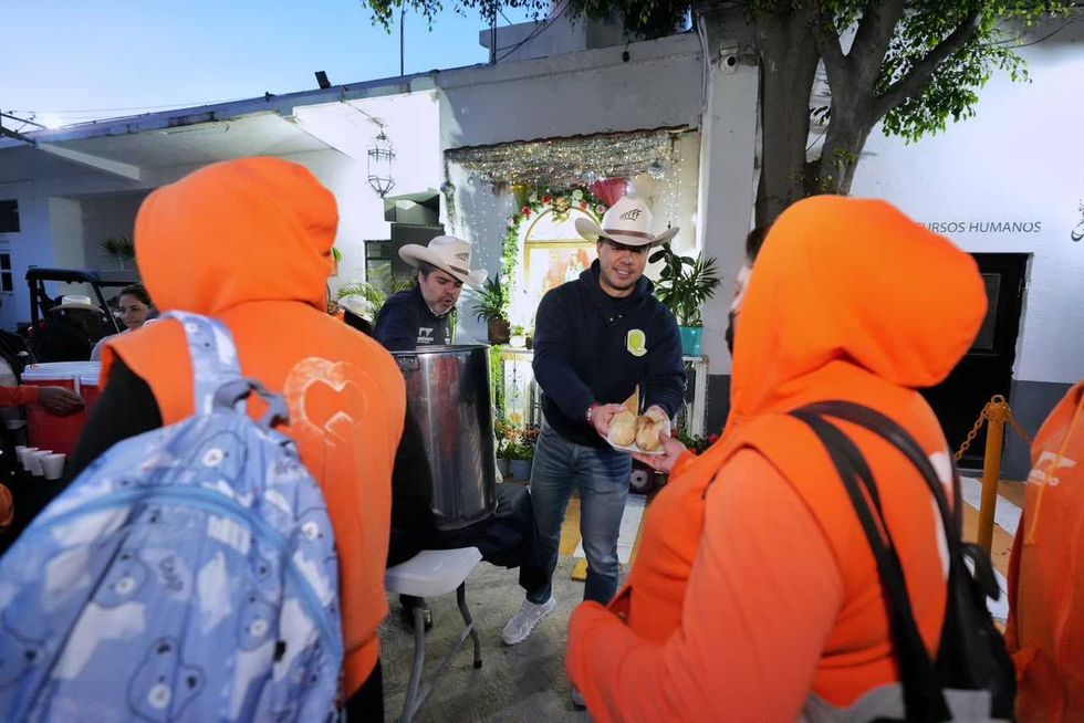 Funcionario municipal reparte pan al personal de Servicios P\u00fablicos en el Centro Hist\u00f3rico de Quer\u00e9taro.