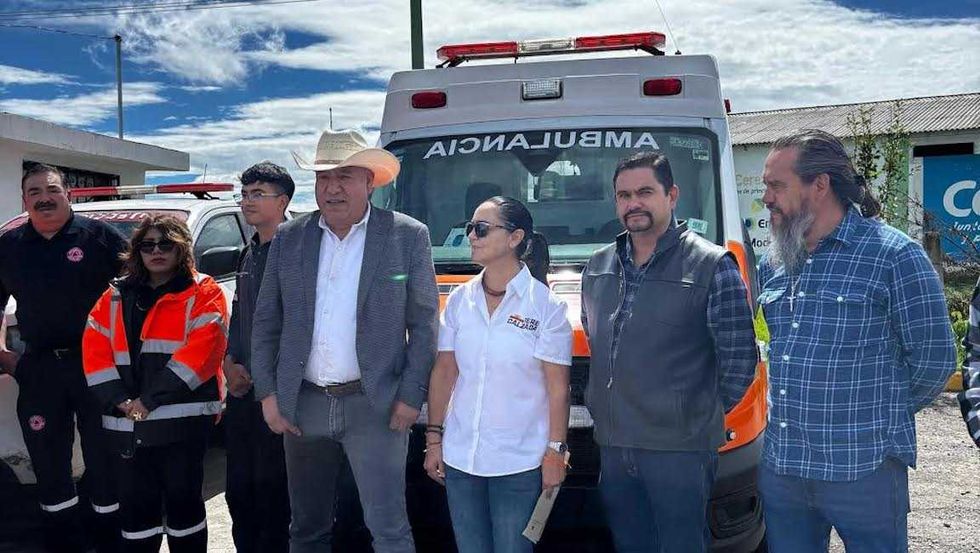Funcionarios cortan list\u00f3n naranja frente a ambulancia en inauguraci\u00f3n de Protecci\u00f3n Civil de Amealco