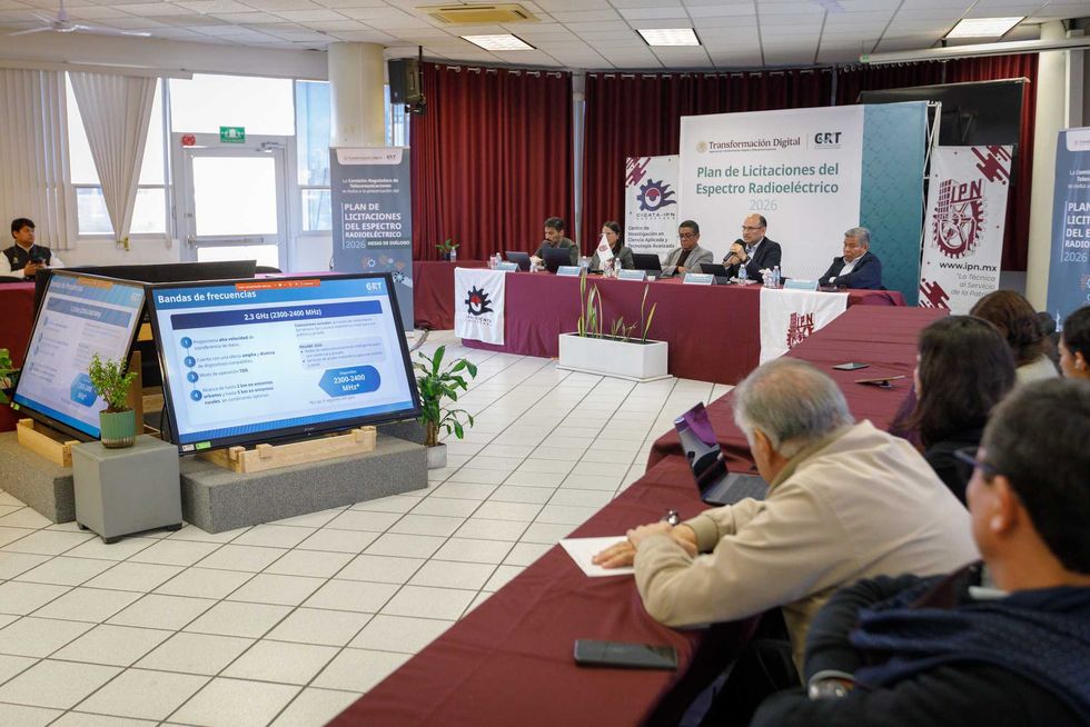 Funcionarios CRT durante mesa di\u00e1logo conectividad 5G industrial Quer\u00e9taro CICATA IPN