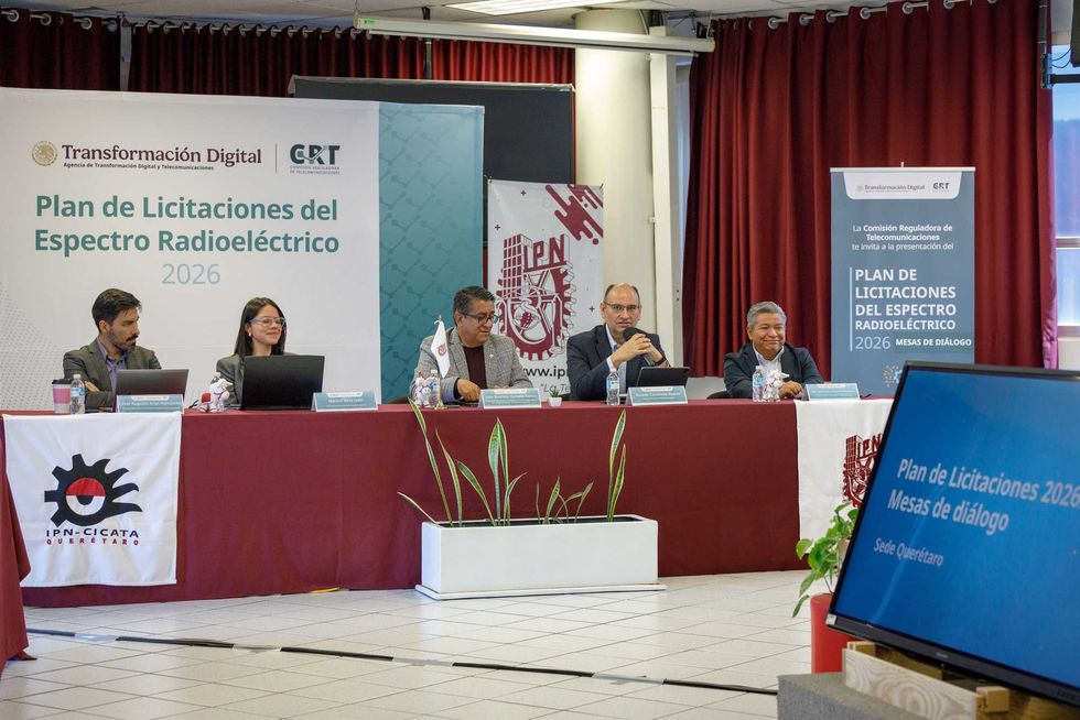 Funcionarios CRT durante mesa di\u00e1logo conectividad 5G industrial Quer\u00e9taro CICATA IPN
