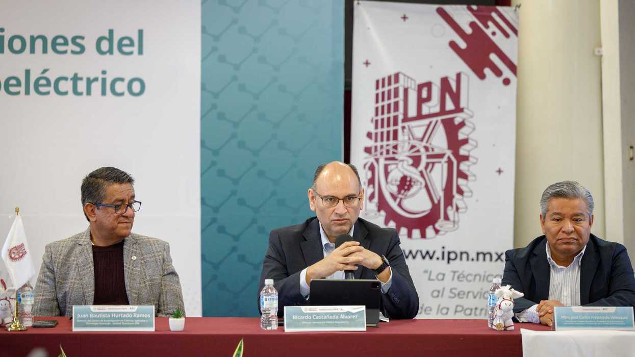 Funcionarios CRT durante mesa diálogo conectividad 5G industrial Querétaro CICATA IPN