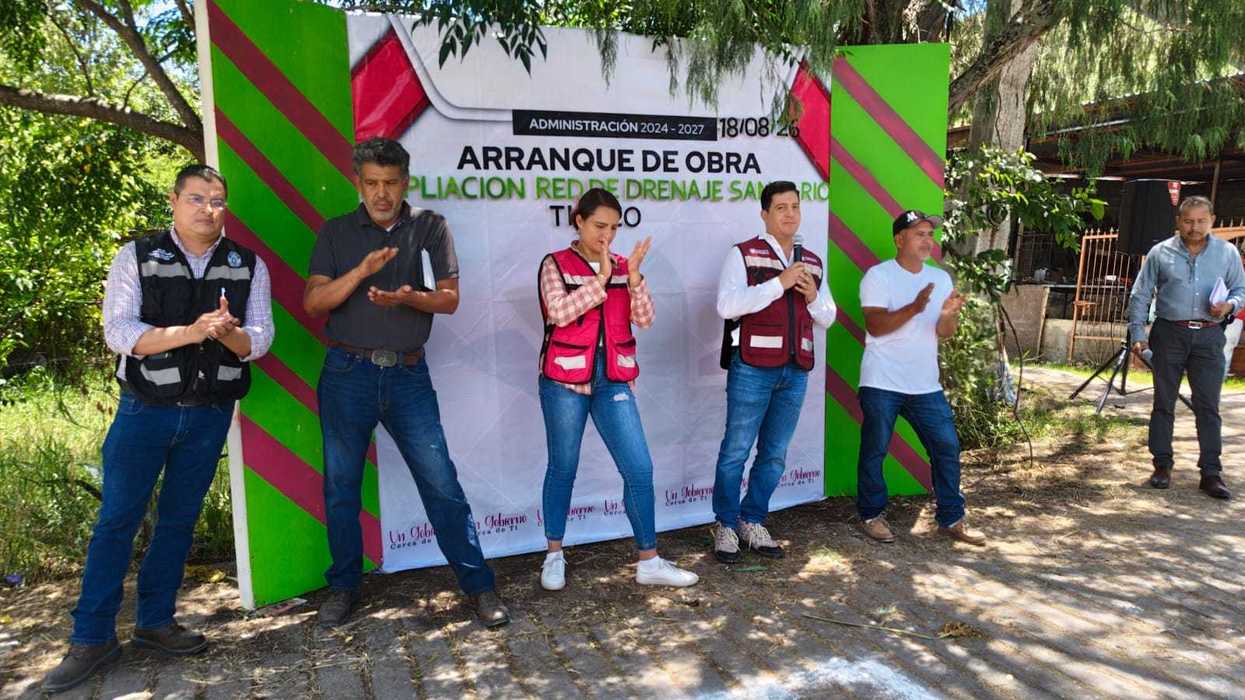 Funcionarios de Conagua y municipio de Landa de Matamoros aplauden frente a banner durante arranque de obra de drenaje sanitario en Tilaco, agosto 2026