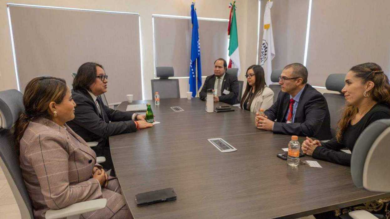 Funcionarios de Fiscalía Querétaro reciben representantes INL ICITAP en laboratorios forenses para cooperación internacional investigación criminal.