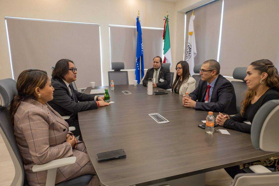 Funcionarios de Fiscalía Querétaro reciben representantes INL ICITAP en laboratorios forenses para cooperación internacional investigación criminal.