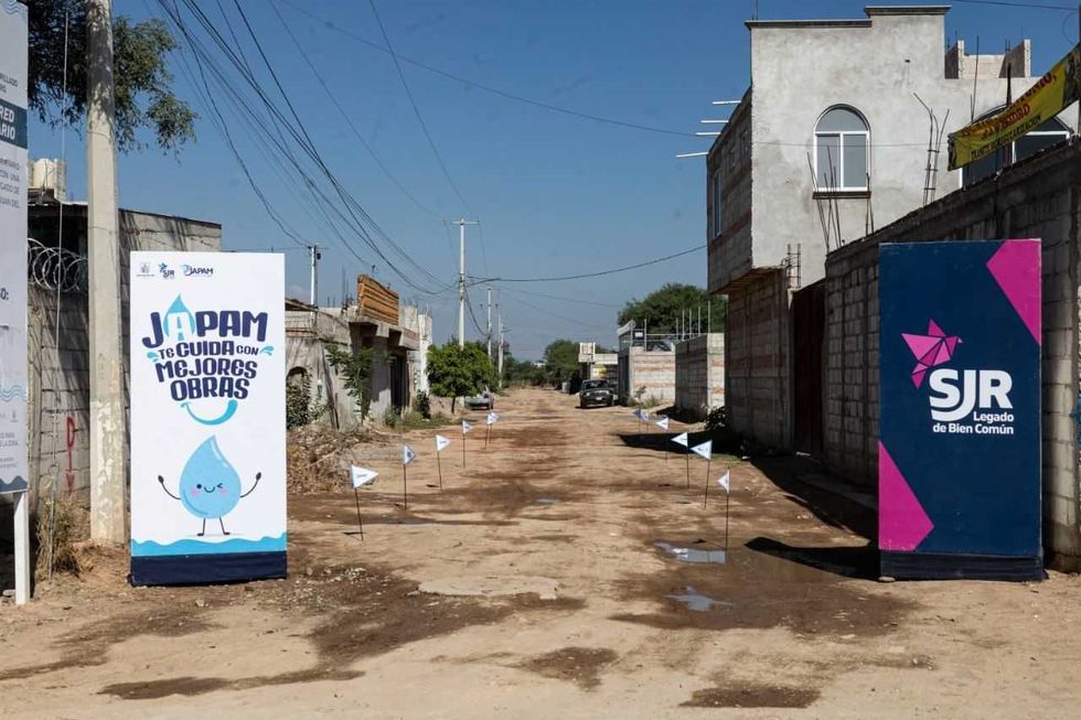 Funcionarios de JAPAM y CONAGUA entregan la ampliaci\u00f3n de la red de drenaje sanitario en la comunidad de El Carrizo, San Juan del R\u00edo.