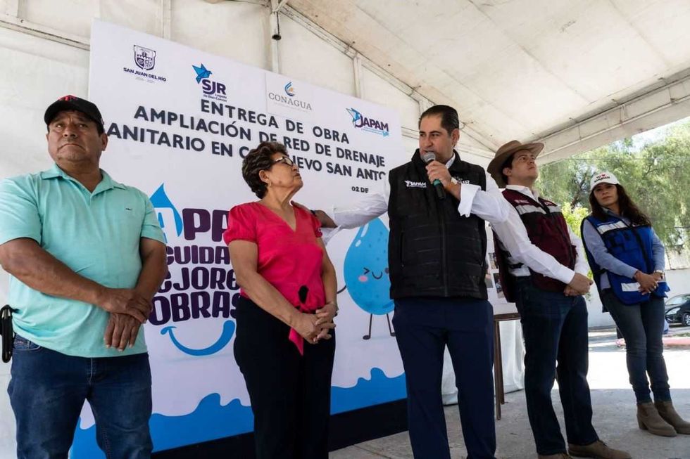 Funcionarios de JAPAM y CONAGUA entregan la ampliaci\u00f3n de la red de drenaje sanitario en la comunidad de El Carrizo, San Juan del R\u00edo.