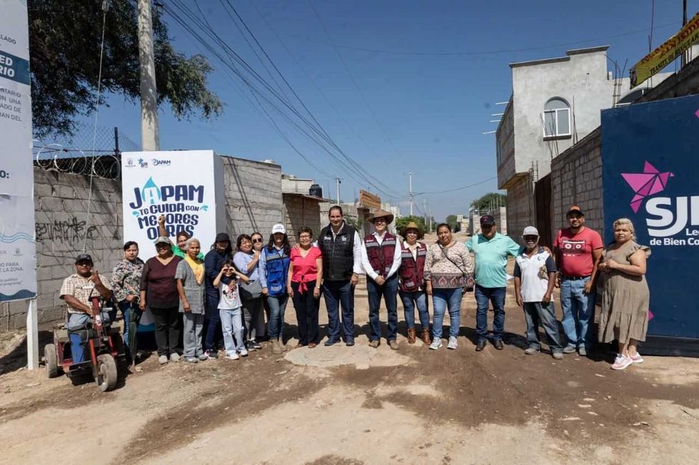 Funcionarios de JAPAM y CONAGUA entregan la ampliaci\u00f3n de la red de drenaje sanitario en la comunidad de El Carrizo, San Juan del R\u00edo.