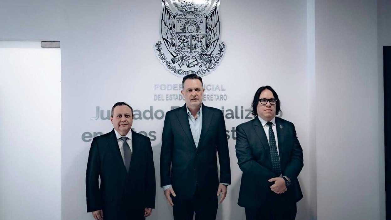 Funcionarios de la Fiscalía General y el Poder Judicial de Querétaro posan frente al emblema institucional durante la inauguración del Juzgado Especializado en Actos de Investigación y Sinergia Digital.