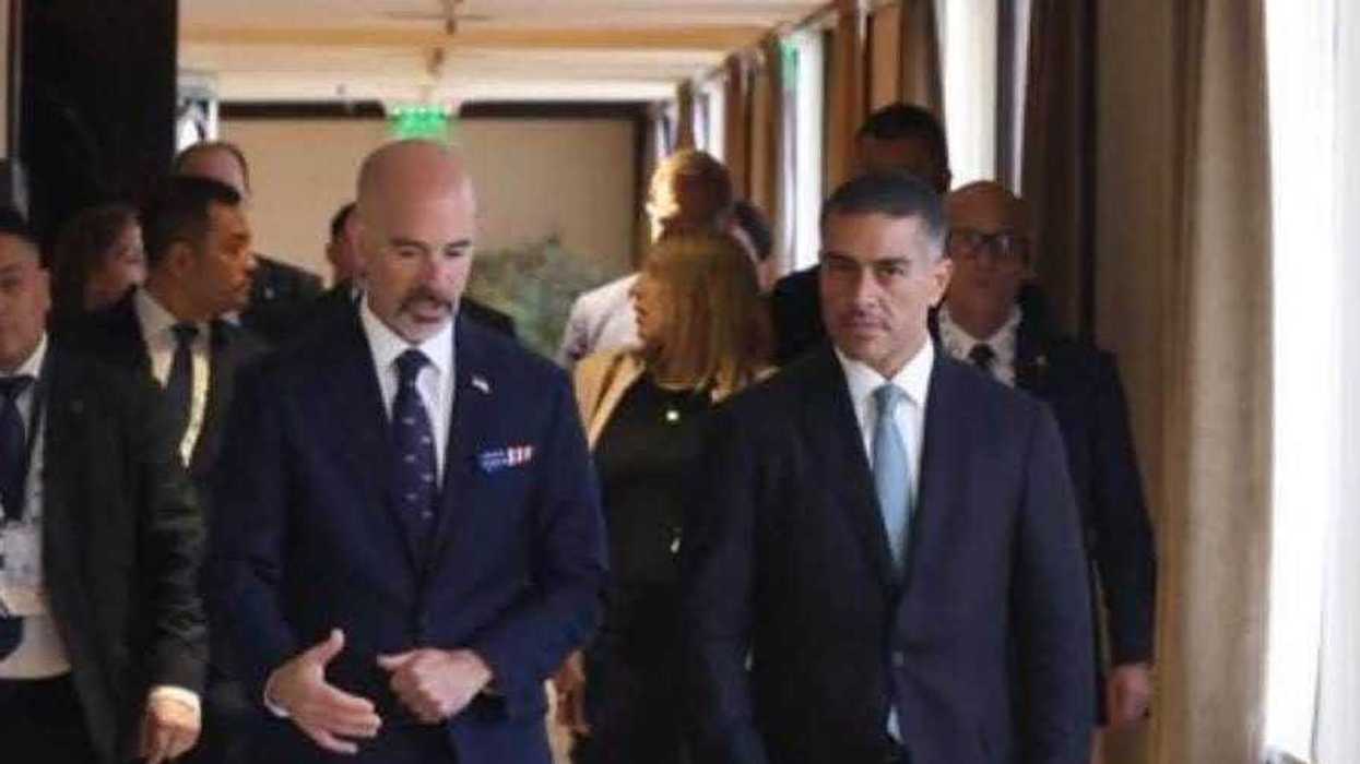 Funcionarios de seguridad caminan durante un encuentro internacional en Argentina.