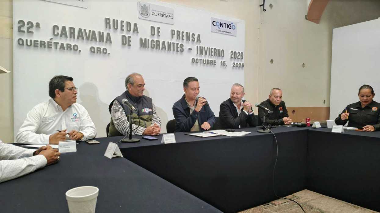 Funcionarios del Gobierno de Querétaro sentados a una mesa durante una rueda de prensa en Querétaro
