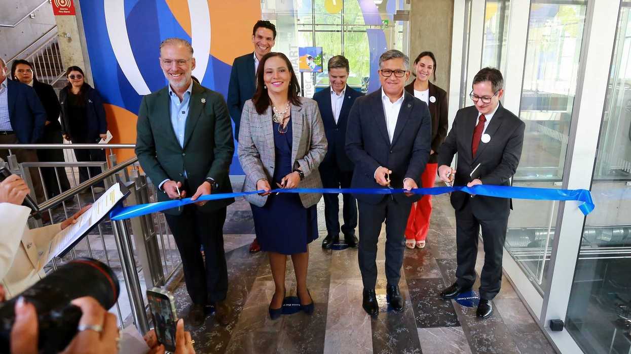 Funcionarios del gobierno estatal, del Tec de Monterrey y de PerkinElmer posan frente a la placa inaugural del Laboratorio SMART