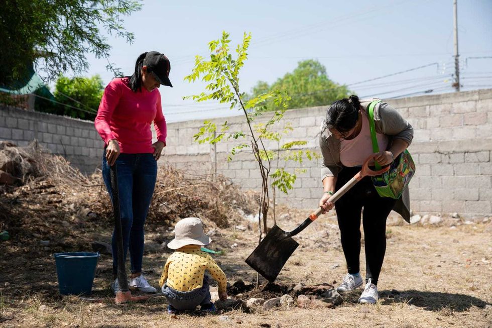 Funcionarios del gobierno municipal de San Juan del R\u00edo atienden a habitantes de Palmillas en las mesas de servicio del programa Mi\u00e9rcoles edici\u00f3n 20