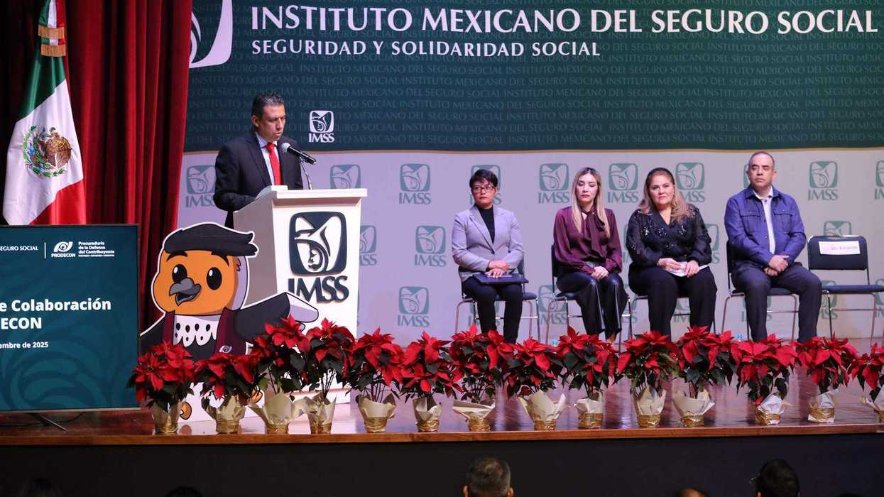 Funcionarios del IMSS y PRODECON durante la firma del convenio de colaboración en el Teatro Juan Moisés Calleja, Ciudad de México.