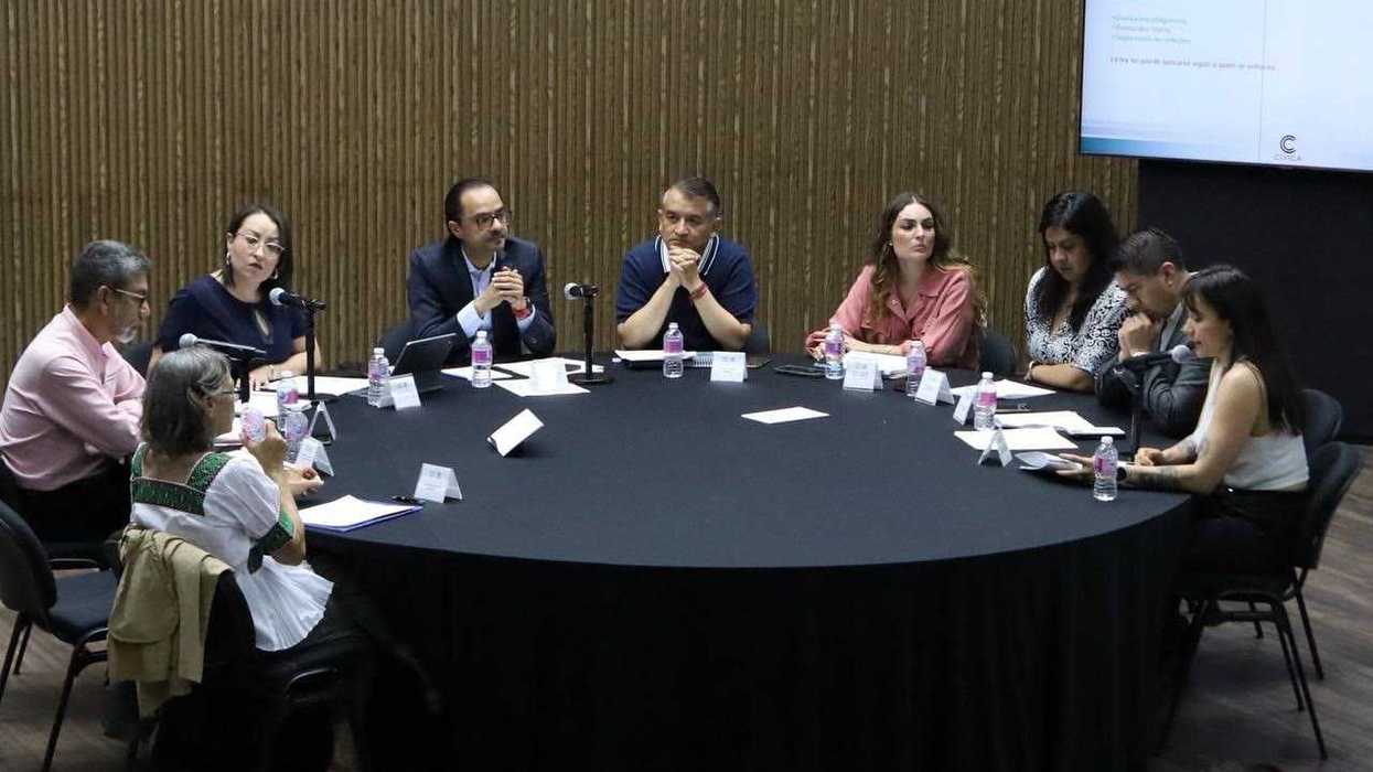 Funcionarios del Municipio de Querétaro durante Diálogo Ciudadano sobre comercio artesanal en Centro Histórico