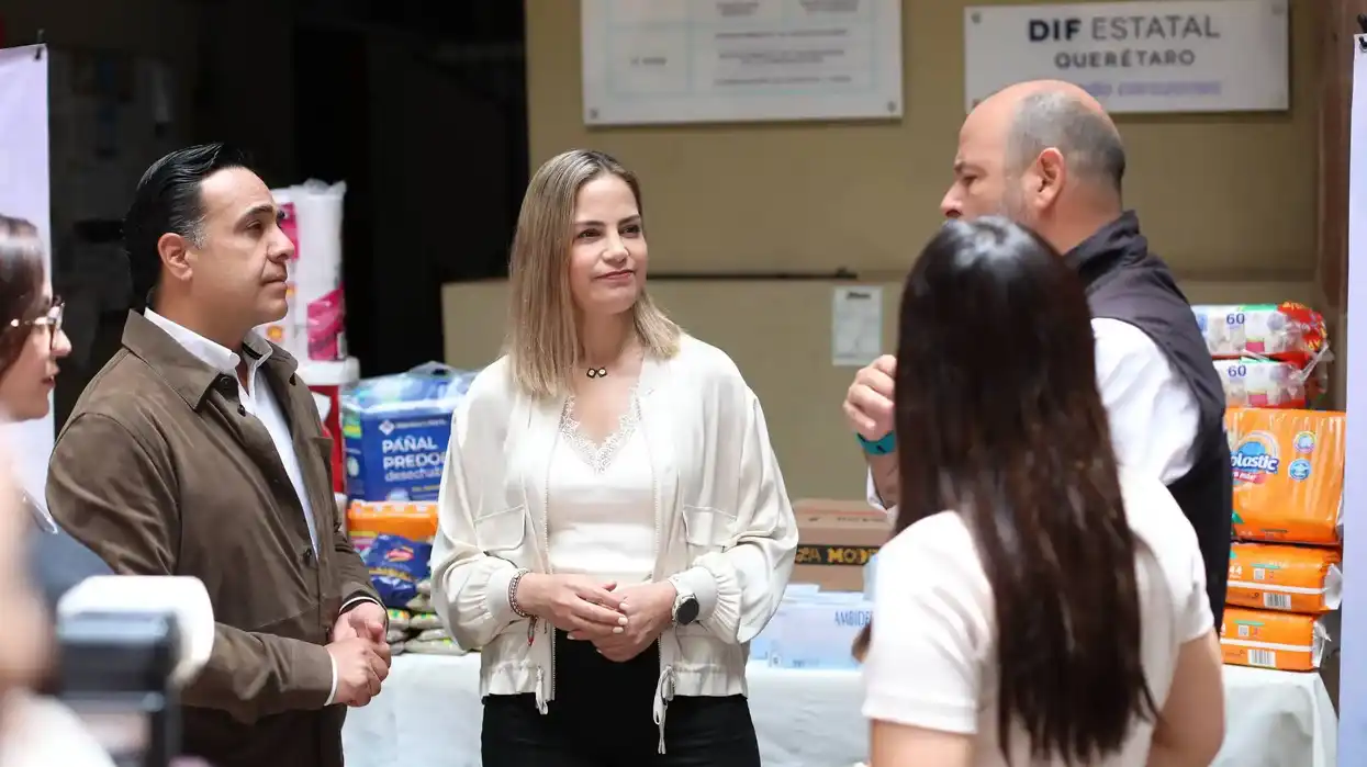 Funcionarios del SEDIF y la SEDESOQ conversan durante la entrega de donativos para la colecta de Venezuela