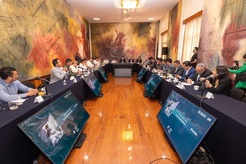 Funcionarios estatales, municipales y de la CFE participan en una mesa de trabajo sobre distribuci\u00f3n y transmisi\u00f3n el\u00e9ctrica en Quer\u00e9taro.