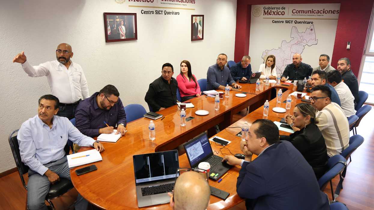 Funcionarios estatales y federales dialogan en una mesa de trabajo del Centro SICT Querétaro