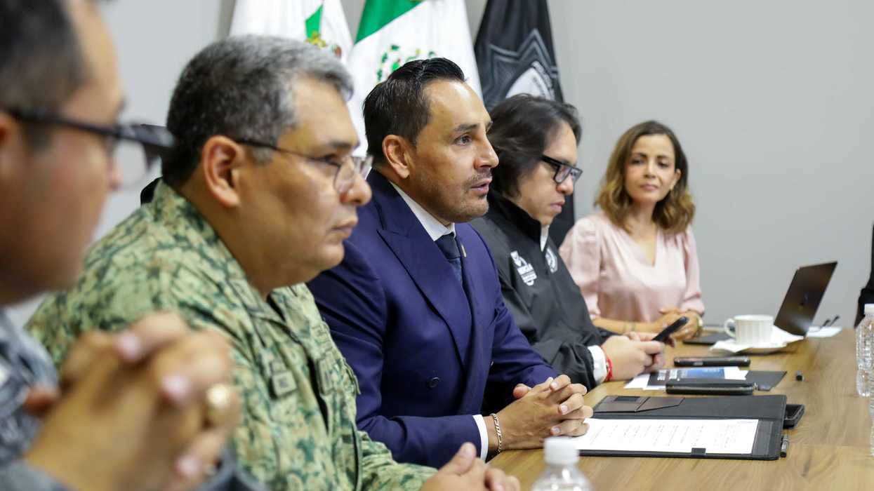 Funcionarios estatales y federales reunidos en sesión de la Mesa de Paz en sala institucional de Querétaro