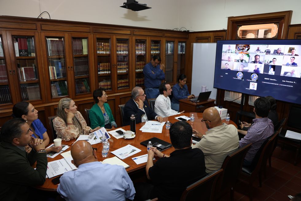 Funcionarios estatales y municipales durante reuni\u00f3n de coordinaci\u00f3n sobre el Tren M\u00e9xico-Quer\u00e9taro