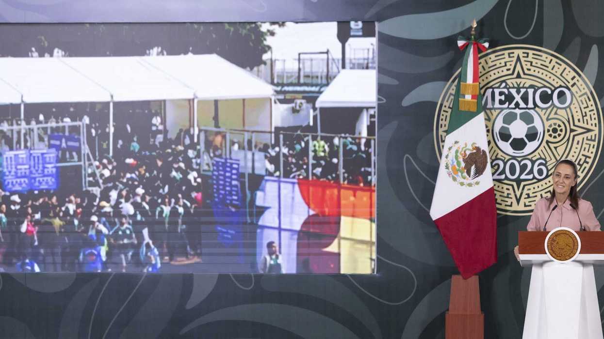 Funcionarios federales presentan la entrega de boletos del Mundial Social México durante conferencia en Palacio Nacional.