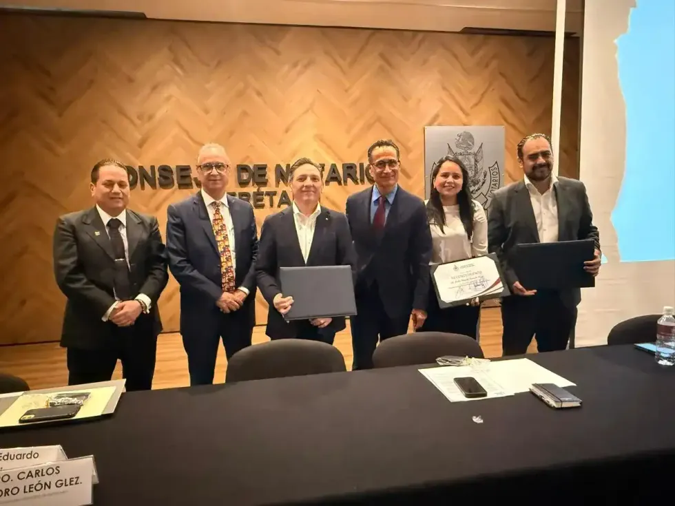 Funcionarios municipales e integrantes del Consejo de Notarios de Quer\u00e9taro tras la reuni\u00f3n