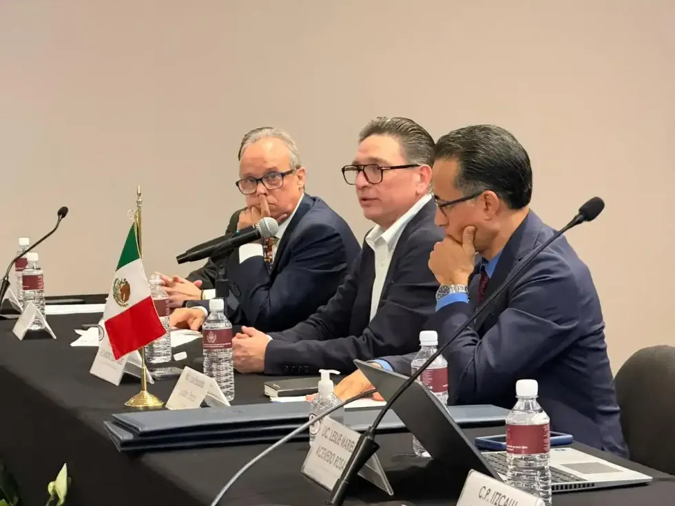 Funcionarios municipales exponen un programa fiscal ante integrantes del Consejo de Notarios de Quer\u00e9taro