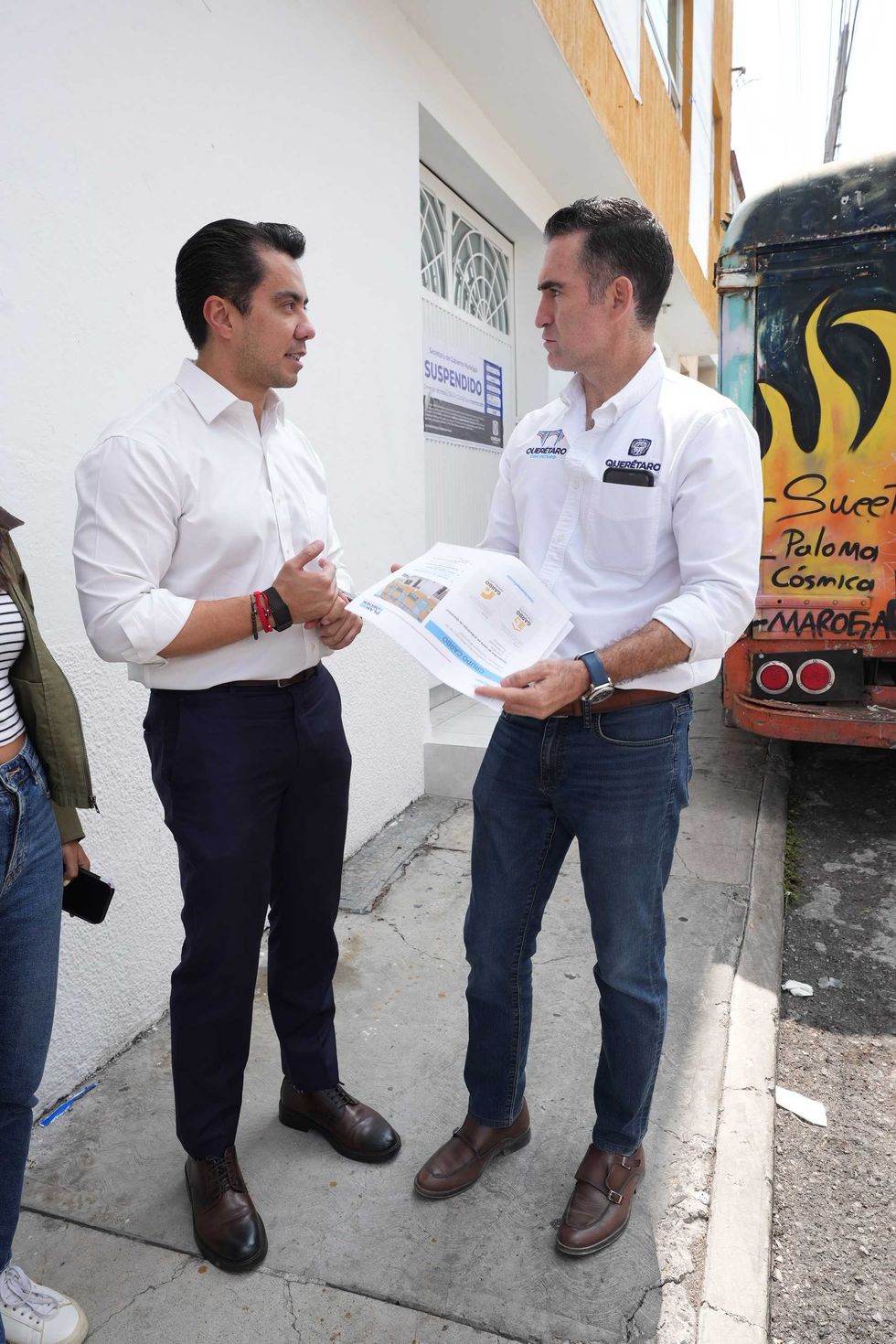 Funcionarios municipales frente al sello de clausura de empresa inmobiliaria en Quer\u00e9taro